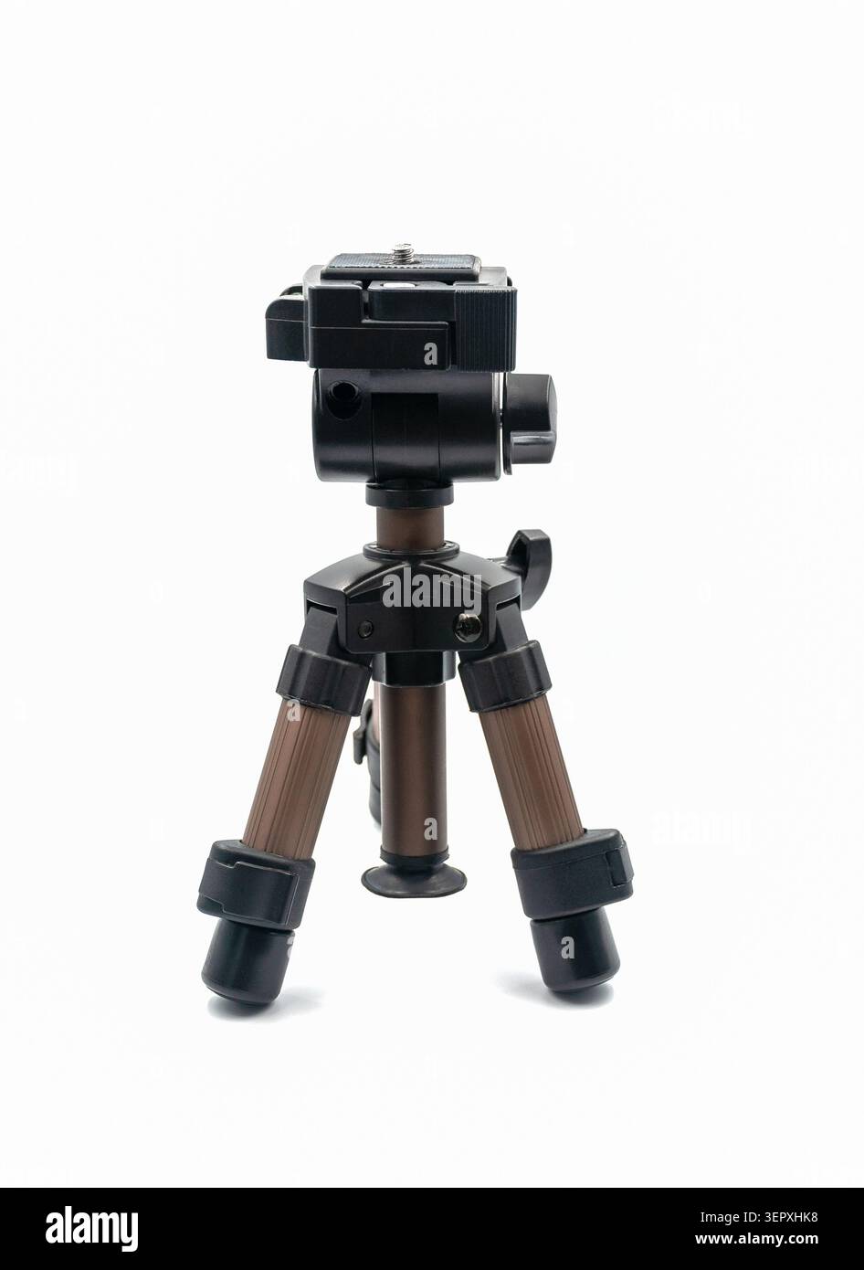 Mini treppiede da tavolo compatto isolato su sfondo bianco Foto Stock