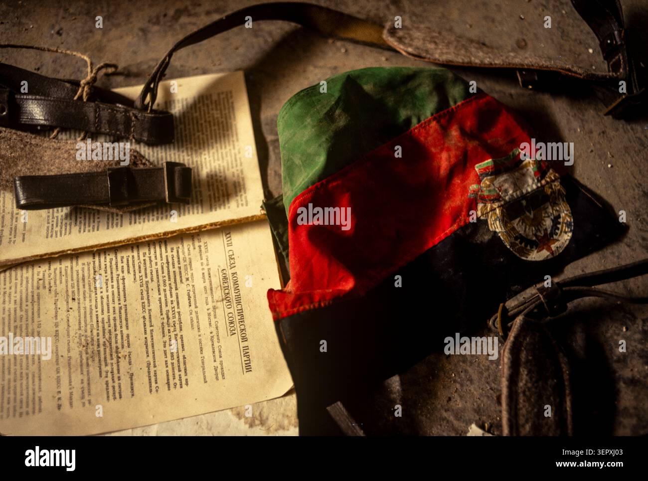 Kabuk, Afghanistan, agosto 1992; scartò materiale russo nella prigione ora liberata di Pul-e-Charkhi, la famigerata prigione politica di Kabul, dove fino a 30.000 migliaia di oppositori del regime comunista appoggiato dall'Unione Sovietica furono imprigionati, torturati o giustiziati. Foto Stock