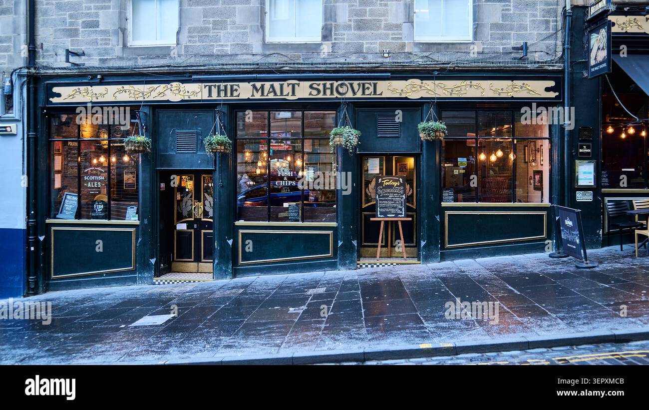 Edimburgo, Scozia, Regno Unito - 19 gennaio 2026: L'esterno del pub tradizionale scozzese Malt Shovel Foto Stock