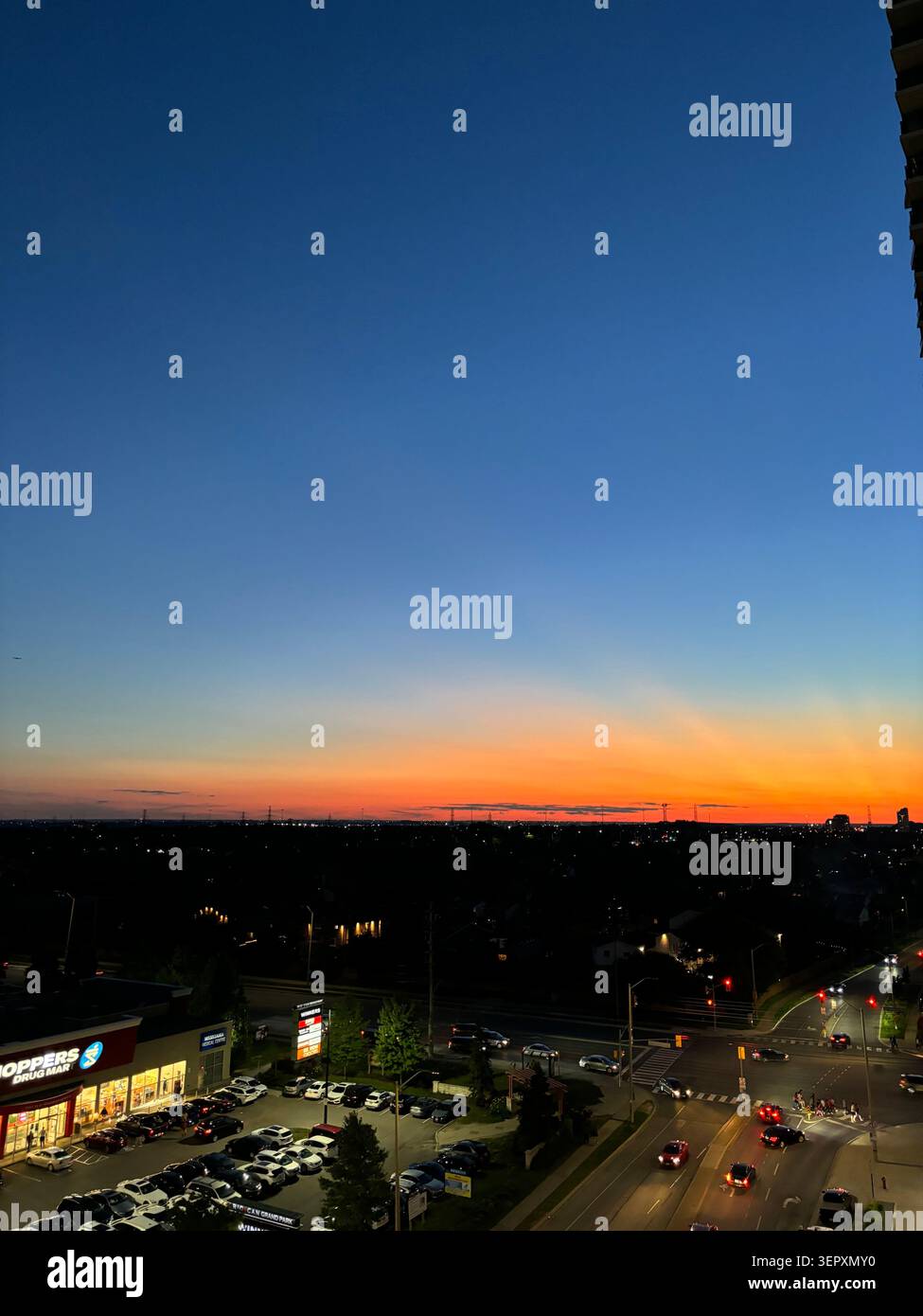 Vista del tramonto nella parte nord di Londra con Emirates Stadium visibile all'orizzonte a Londra, Inghilterra. - Immagine stock catturata con smartphone