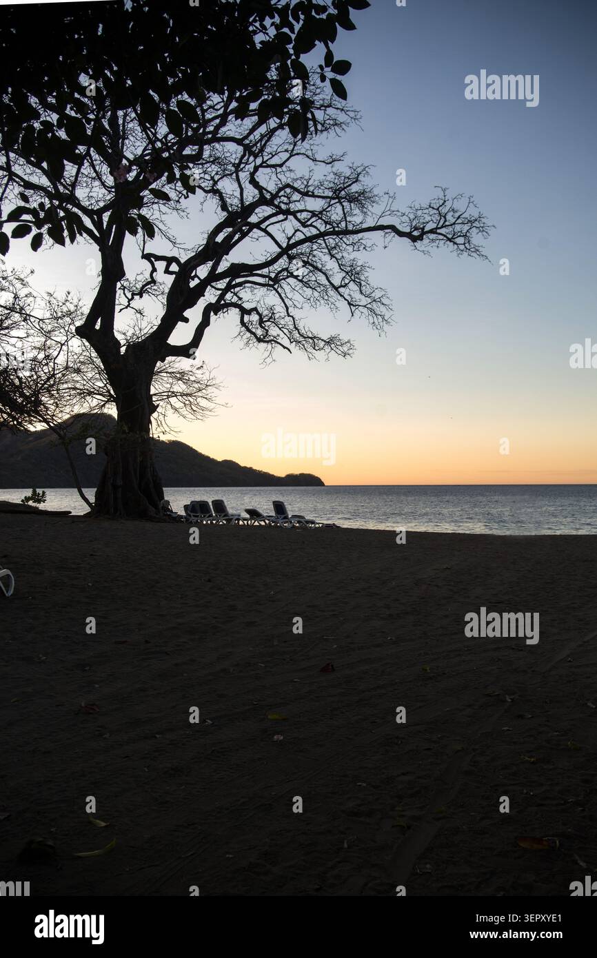 Il tramonto sulla spiaggia sulla costa pacifica della Costa Rica Foto Stock