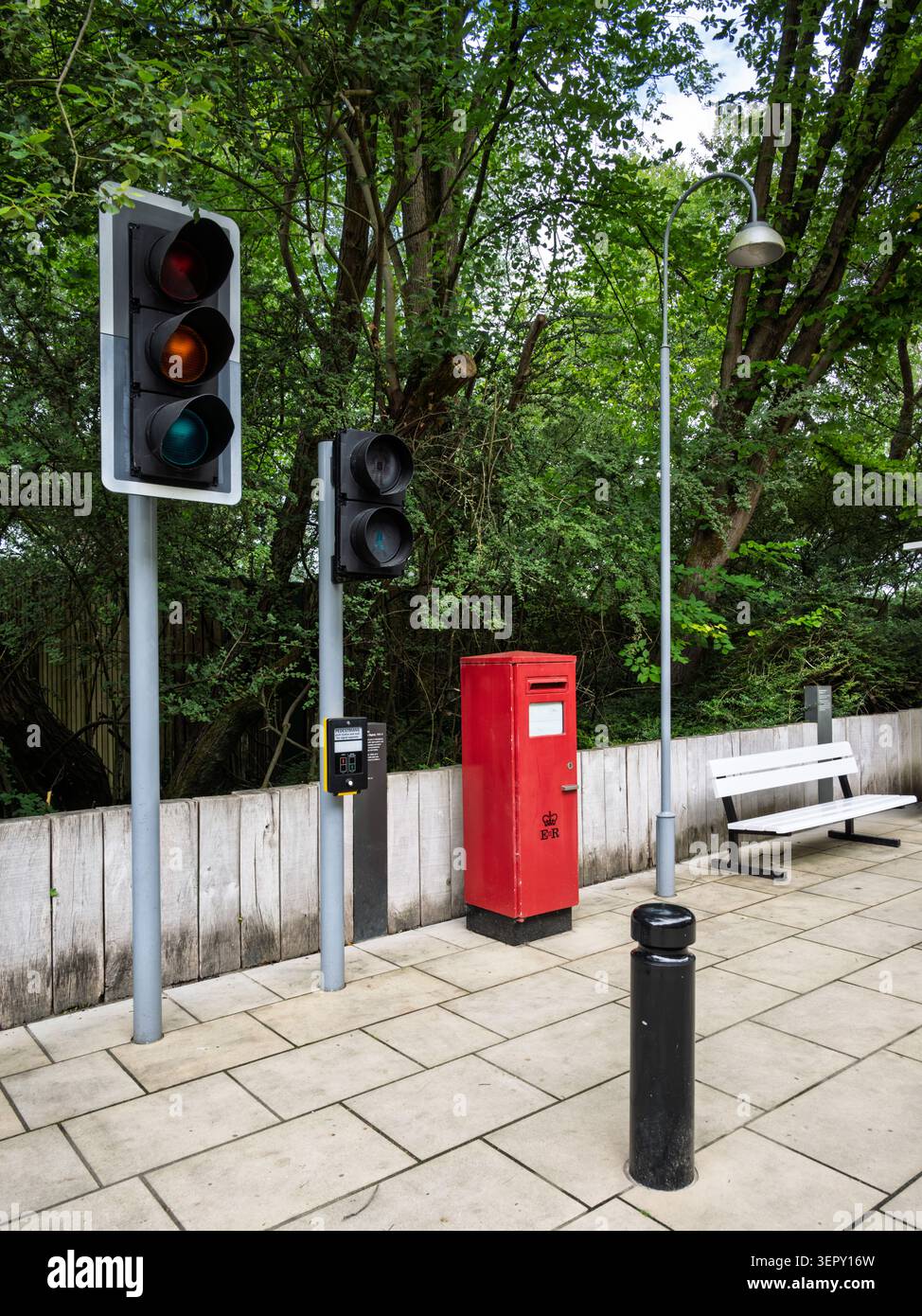 Un museo all'aperto con iconici mobili di strada britannici progettati da David Mellor, inclusi semafori e una cassetta postale a Hathersage Foto Stock