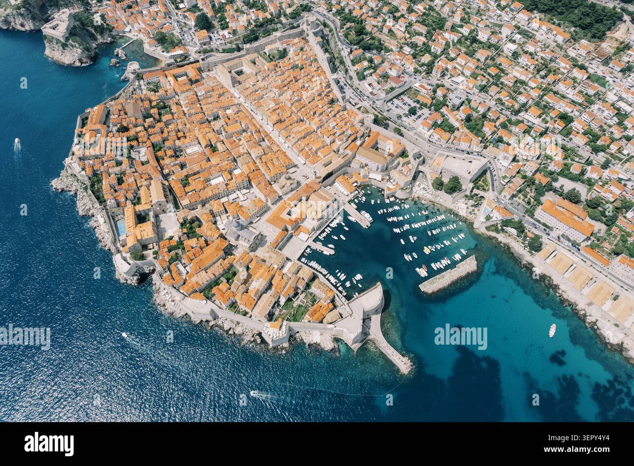 Vista aerea della città vecchia di Dubrovnik e del porto della Croazia Foto Stock