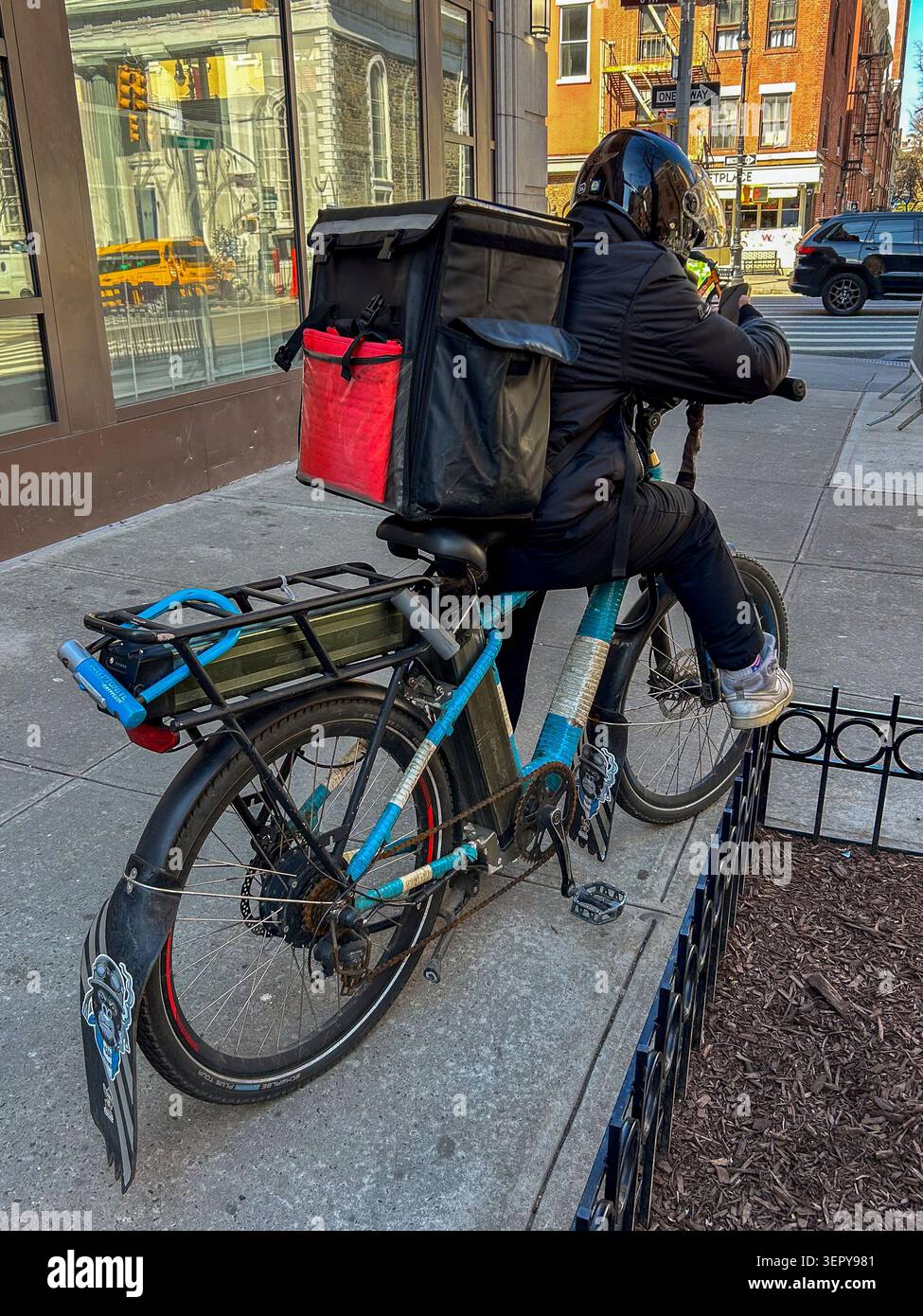 New York City, NY, USA, Addetto alla consegna di cibo in bicicletta elettrica, consegna per strada, immigrato al lavoro nyc Foto Stock