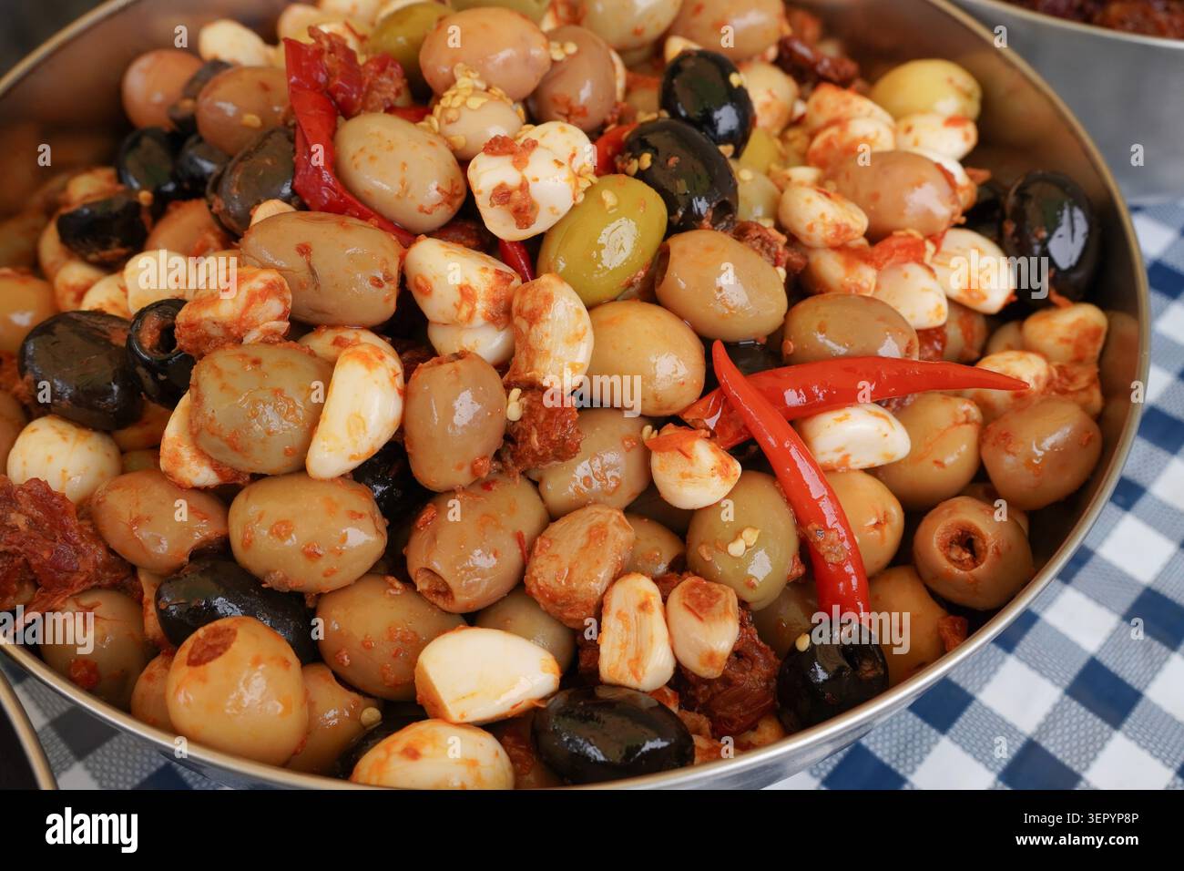 Olive miste succose in una ciotola con maionese all'aglio e al peperoncino. Prodotti del mercato alimentare Foto Stock