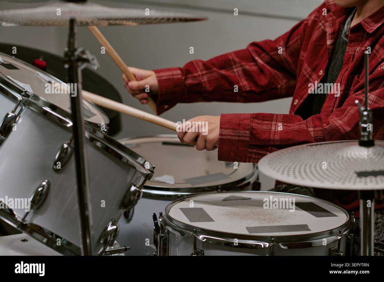 Adolescente che suona il tamburo durante la sessione di esercitazione musicale Foto Stock
