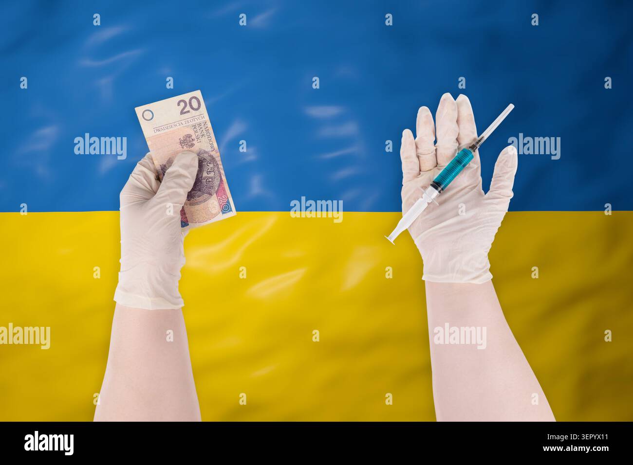 Mani in guanti in lattice con una siringa con liquido blu e moneta polacca (banconota da 20 zloty) sullo sfondo della bandiera Ucraina Foto Stock