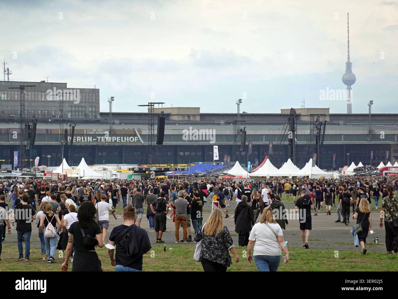 27.08.2022, Germania, Berlino - persone ad un evento su Tempelhofer Feld. 00S220827D066CAROEX.JPG [VERSIONE MODELLO: NO, RILASCIO PROPRIETÀ: NO (c) caro imag Foto Stock
