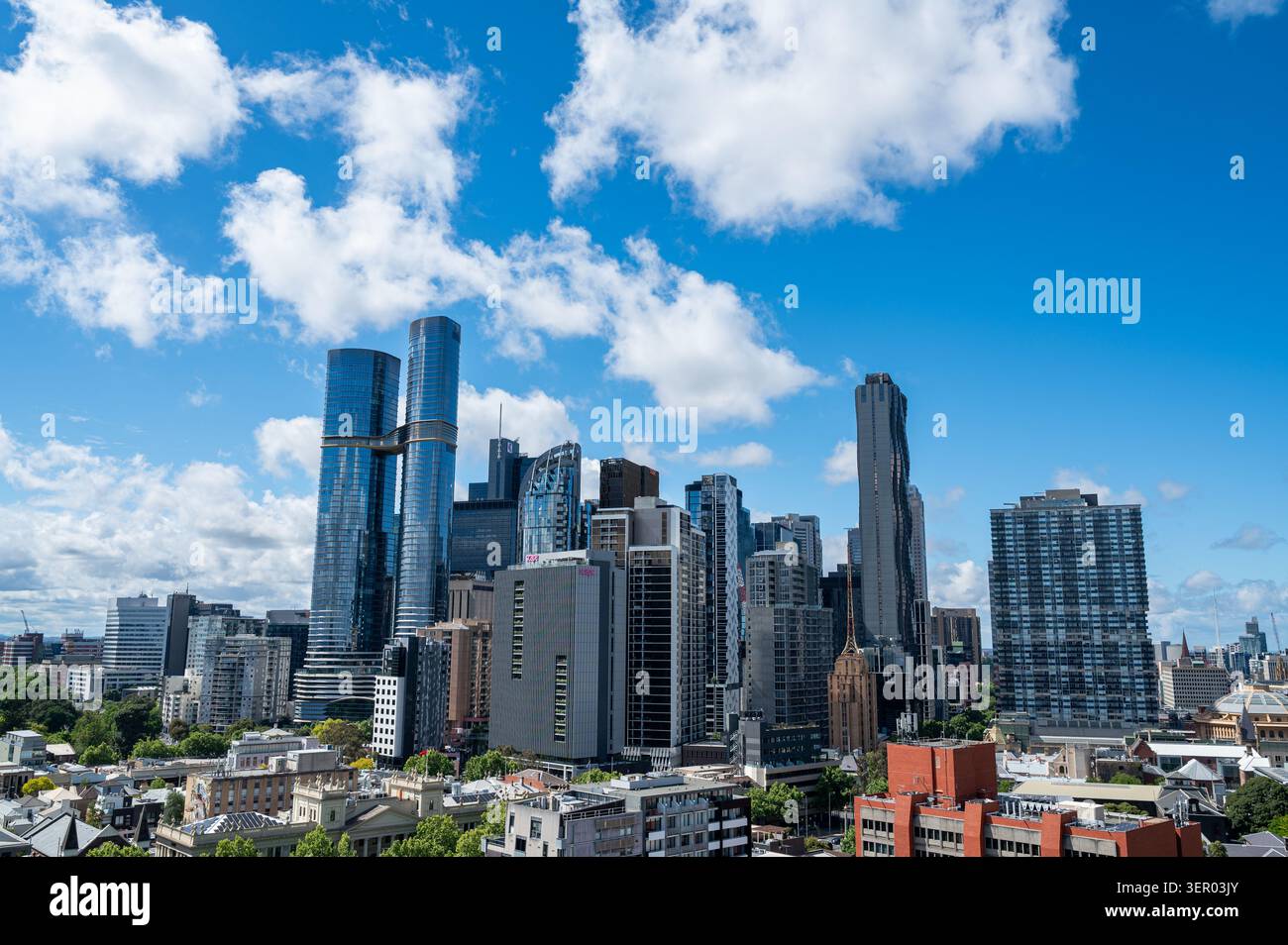 31.10.2024, Australia, Victoria, Melbourne - una vista sopraelevata verso lo skyline del CBD di Melbourneís con i suoi moderni grattacieli. 0SL241030D008CAROEX.J. Foto Stock