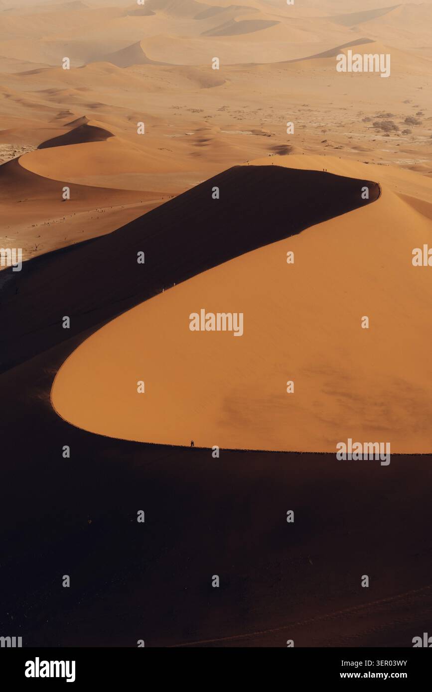 Alba su dune di sabbia giganti a Sossusvlei, Namibia Foto Stock