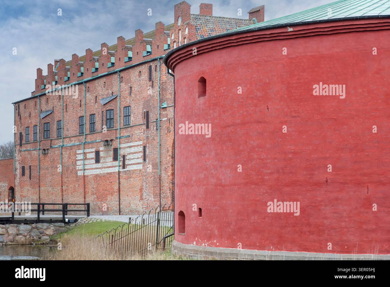 Malmö, Svezia - 12 aprile 2026; castello medievale di Malmö a Slottsholmen con caratteristiche torri rosse che ospita anche il Museo d'arte di Malmö Foto Stock