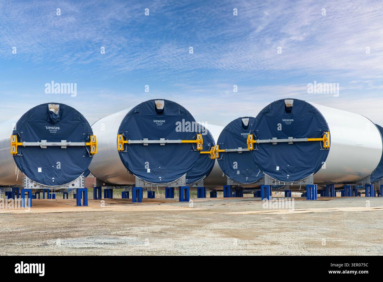 Esbjerg, Danimarca - 17 aprile 2026; sezioni di torri di turbine eoliche Vestas immagazzinate in attesa di trasporto e assemblaggio per le installazioni di energia eolica Foto Stock
