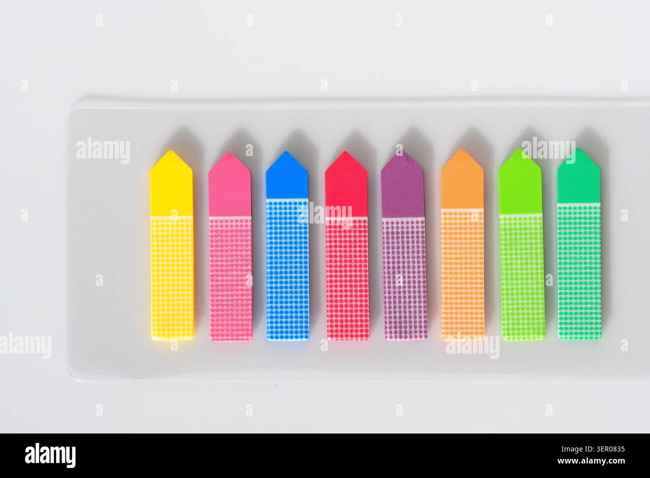 Post-it colorati e segnalibri disposti come materiale di cancelleria pratico per studiare, pianificare, ricordare, organizzare e lavorare in ufficio Foto Stock