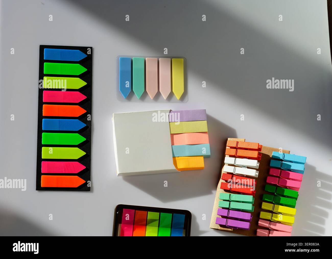 Post-it colorati e segnalibri disposti come materiale di cancelleria pratico per studiare, pianificare, ricordare, organizzare e lavorare in ufficio Foto Stock