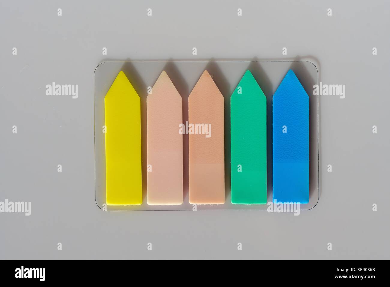 Post-it colorati e segnalibri disposti come materiale di cancelleria pratico per studiare, pianificare, ricordare, organizzare e lavorare in ufficio Foto Stock