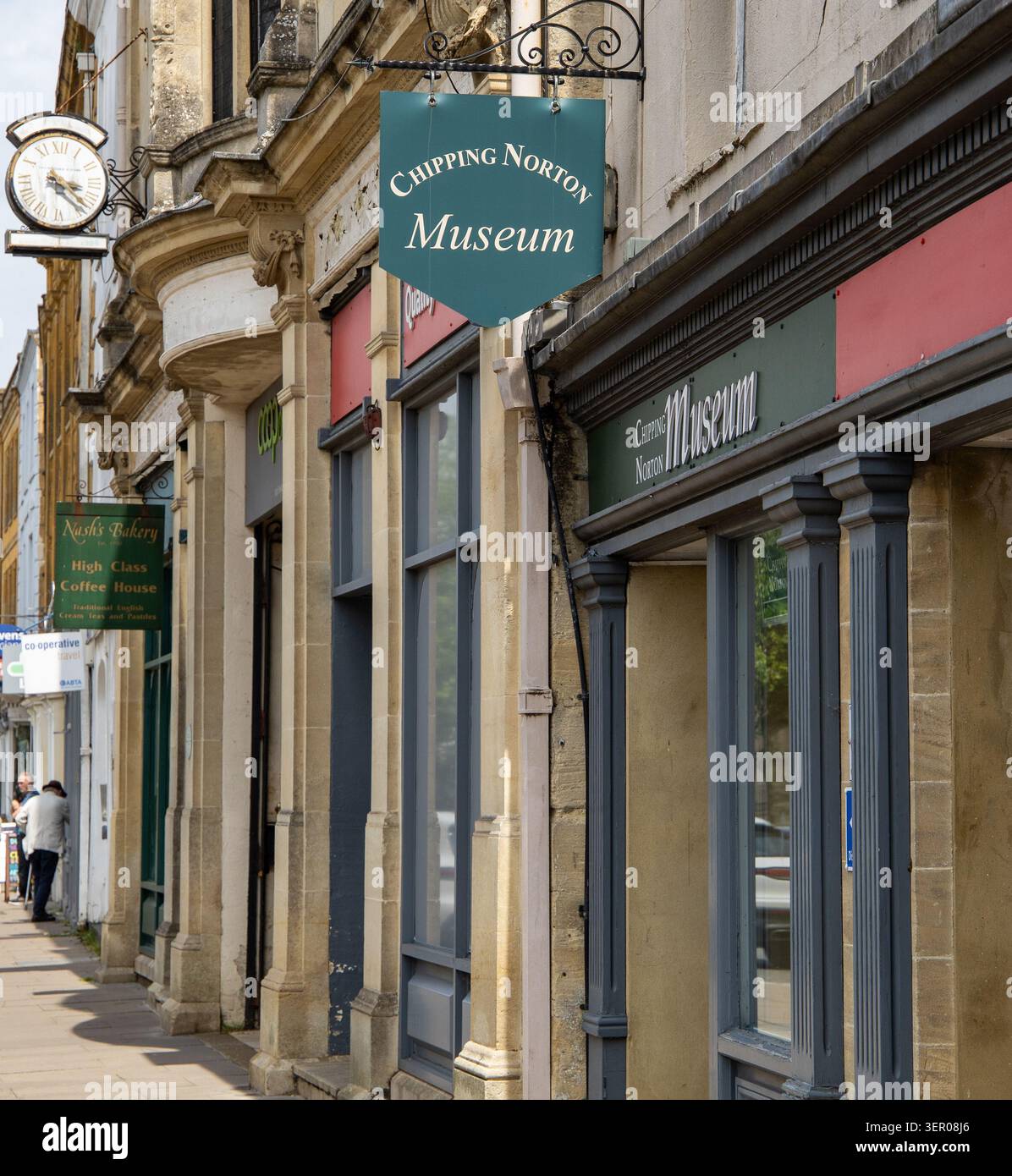 Le storiche strade in pietra del Museo Chipping Norton e una panetteria in una classica città inglese di Chipping Norton Foto Stock