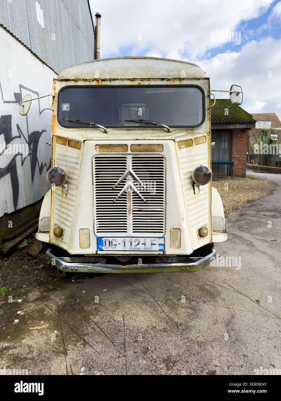Vista frontale di una Citroen H Van d'epoca con targa francese parcheggiata accanto a un muro in Francia Foto Stock