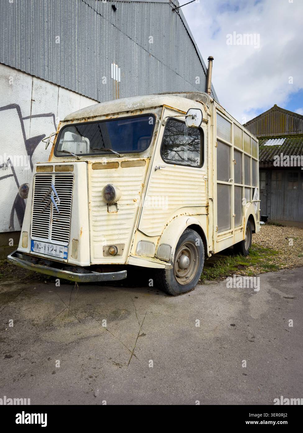 Vista frontale di una Citroen H Van d'epoca con targa francese parcheggiata accanto a un muro in Francia Foto Stock