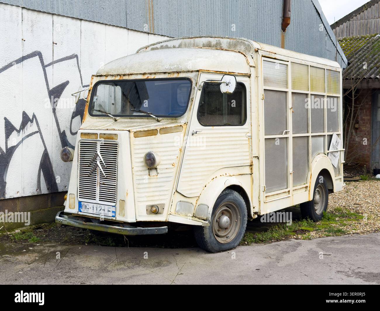 Vista frontale di una Citroen H Van d'epoca con targa francese parcheggiata accanto a un muro in Francia Foto Stock