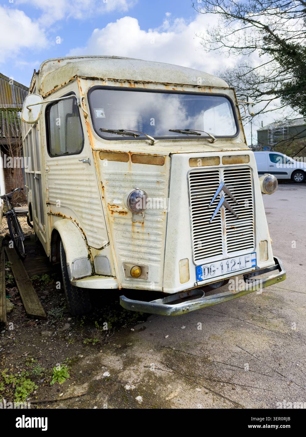 Vista frontale di una Citroen H Van d'epoca con targa francese parcheggiata accanto a un muro in Francia Foto Stock