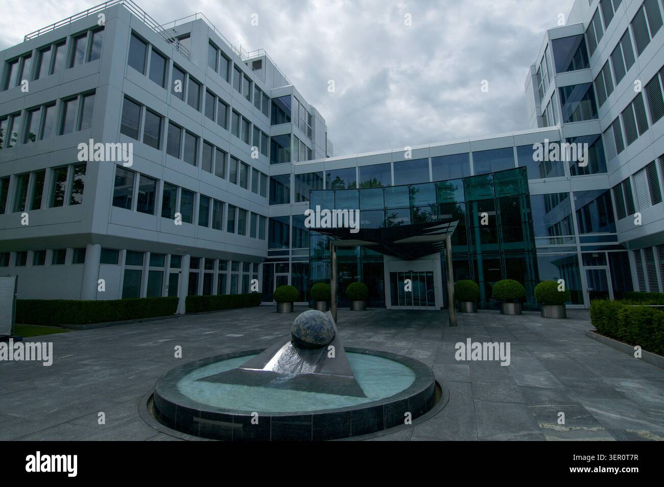 Baar, Zug, Svizzera - 16 giugno 2026: Veduta dell'edificio della sede internazionale di Glencore e dell'edificio degli uffici aziendali. Un'immagine concettuale per Foto Stock