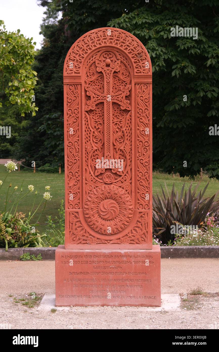 Una tradizionale pietra a croce armena - khachkar - un memoriale nel Jardin Public (Giardino pubblico) di Bordeaux, Francia Foto Stock