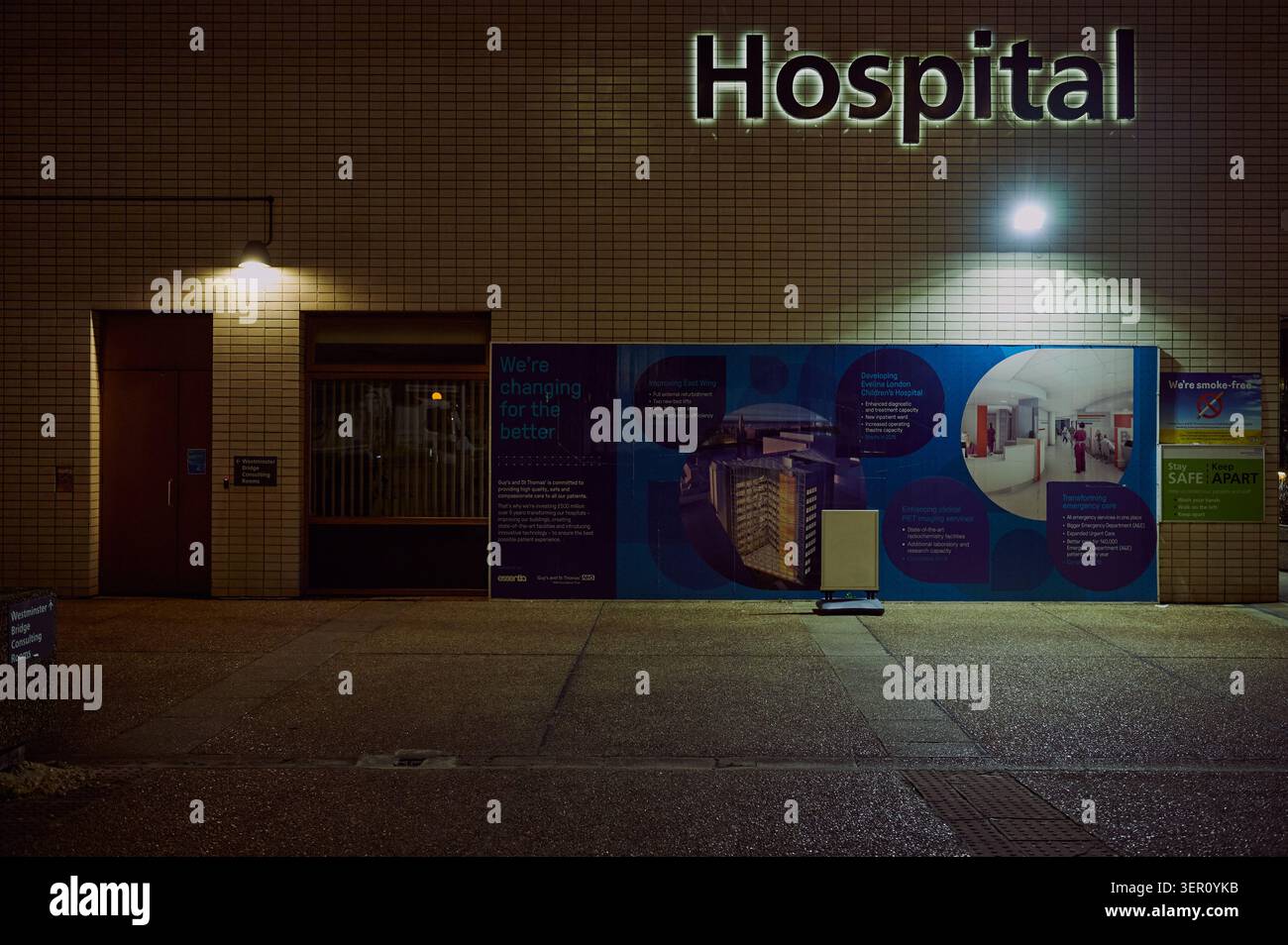 3 feb 2022 Londra, Regno Unito : fuori dall'insegna dell'ospedale di notte Foto Stock