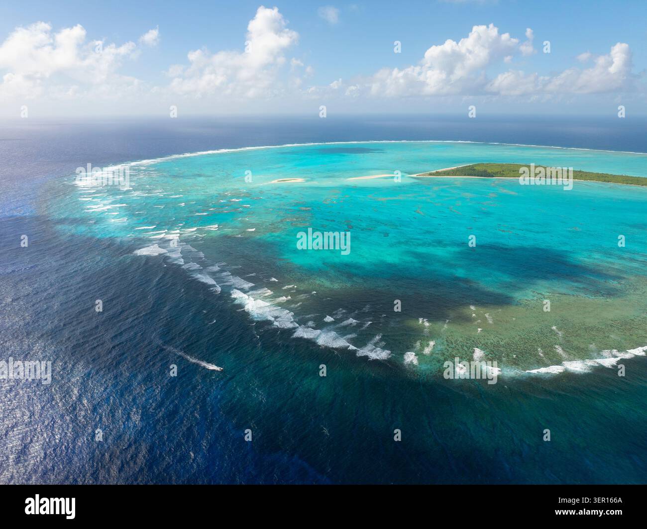 Piccola barca vicino all'isola di Oeno e al gruppo delle isole Pitcairn Foto Stock