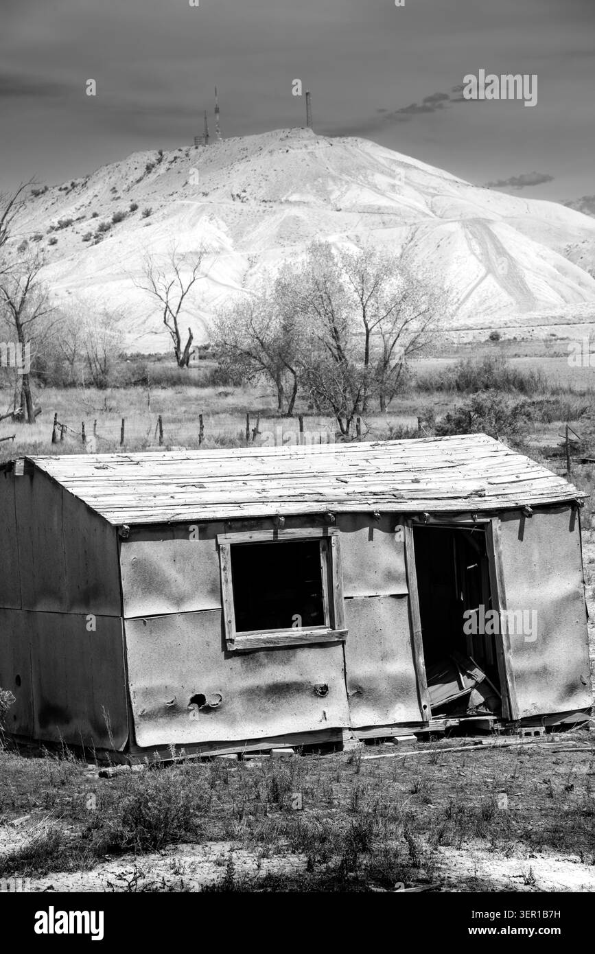Una casa rustica abbandonata si trova sotto il Flat Top Mount a Montrose, Colorado. Foto Stock