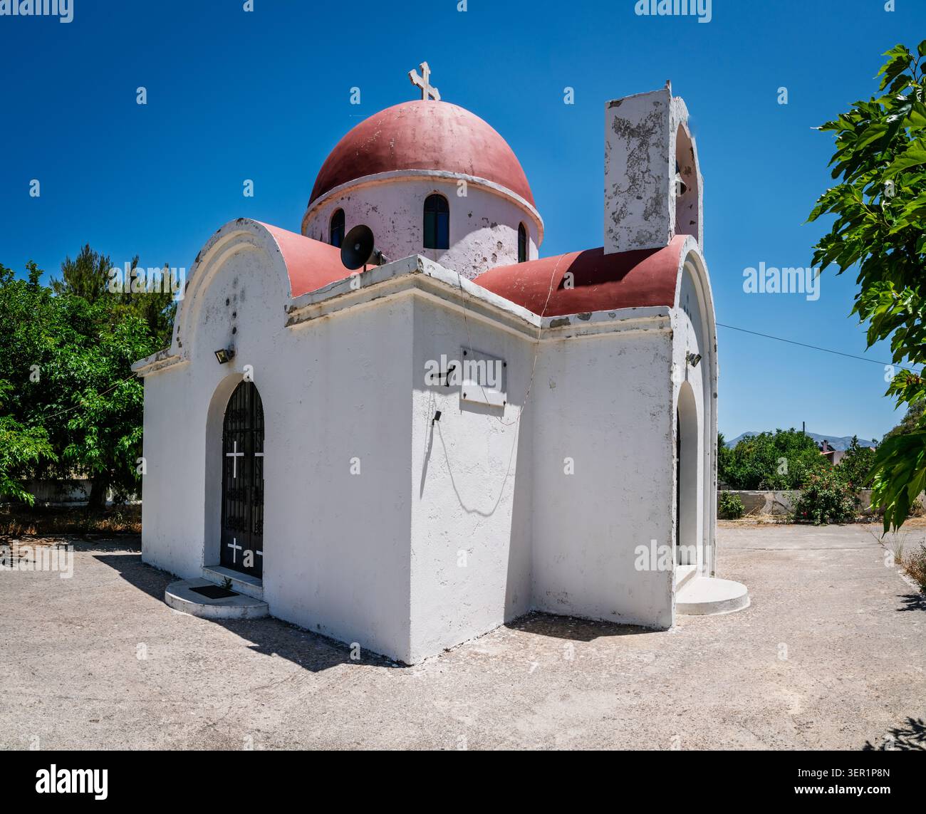 Piccola chiesa greco-ortodossa nel villaggio di Plati a Creta, in Grecia Foto Stock