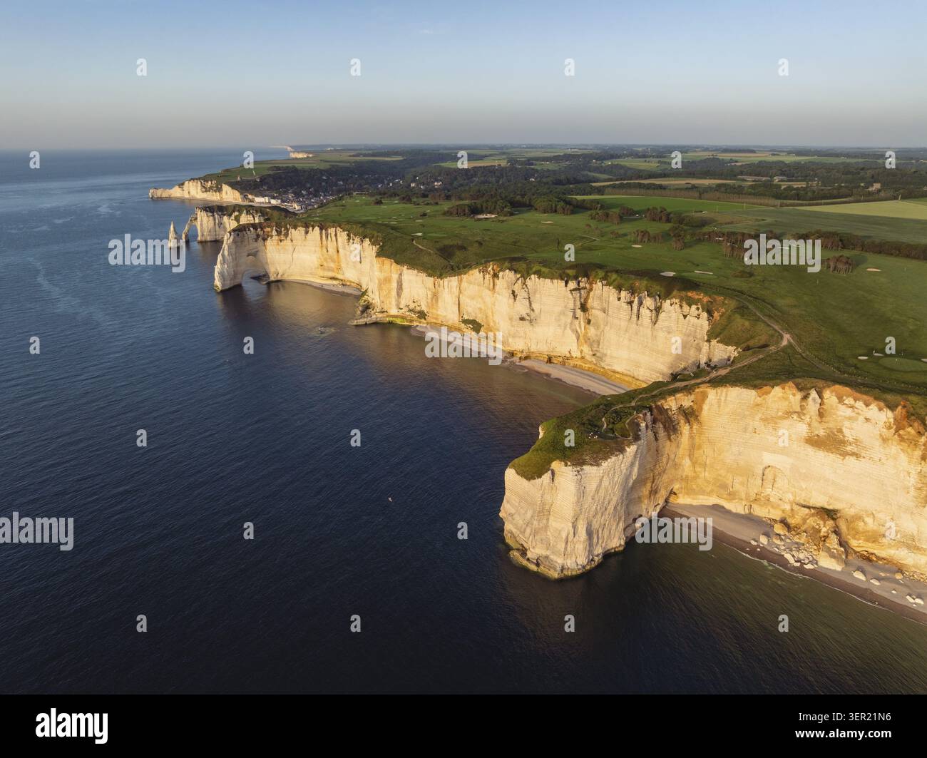 Veduta aerea della caratteristica Pointe de la Courtine al sole della sera, poi la porta di roccia la Manneporte dietro di essa il formato roccia porte d'Aval Foto Stock