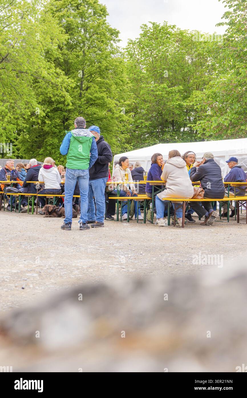 Persone sedute a tavoli all'aperto circondati da alberi e tende, atmosfera accogliente, festa del papà, festival della foresta, Aidlingen, distretto di Boeblingen, GE Foto Stock