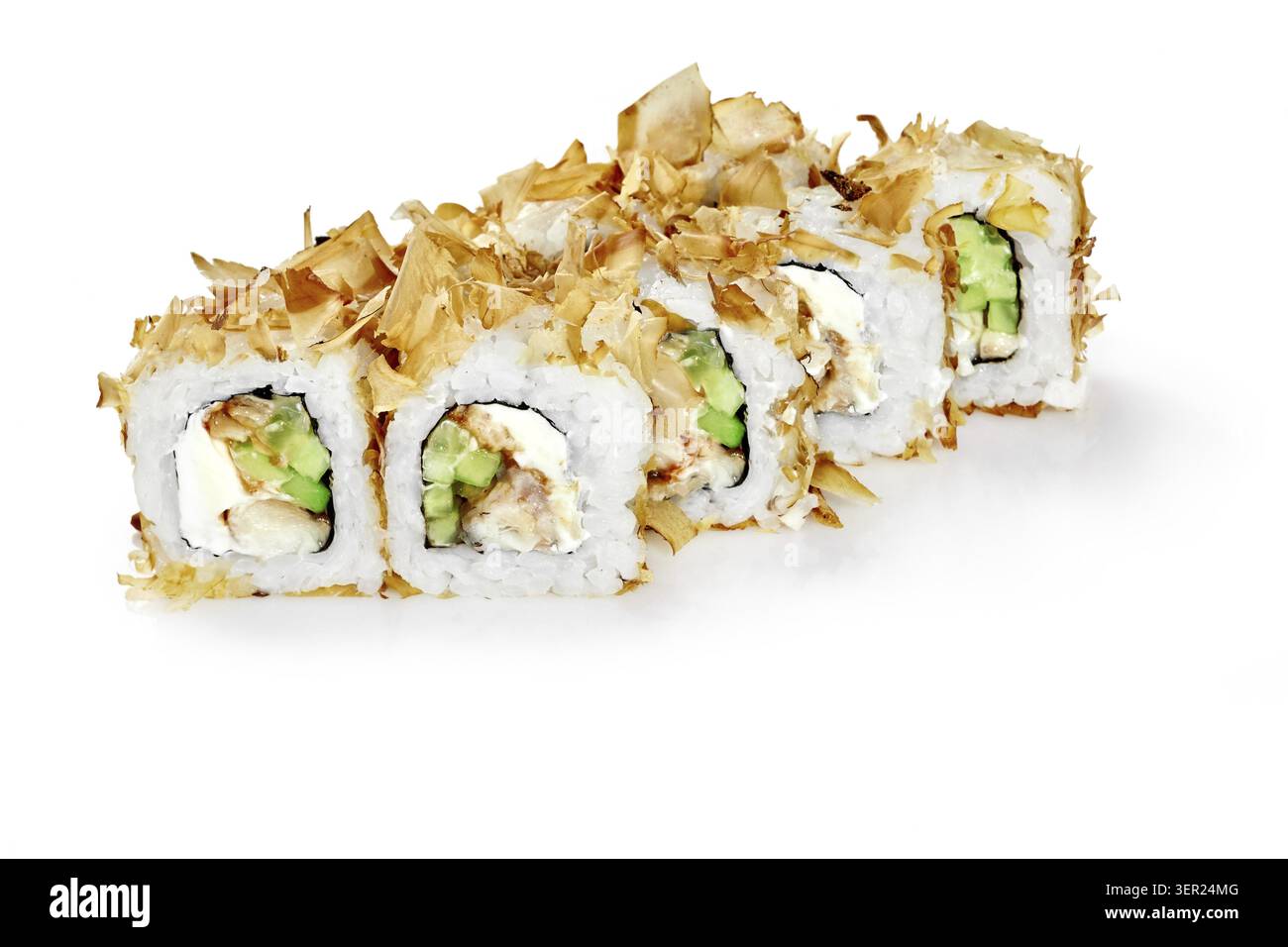 Panini di sushi ricoperti di fiocchi di bonito, ripieni di cetriolo e formaggio spalmabile, creando un piatto giapponese visivamente attraente Foto Stock