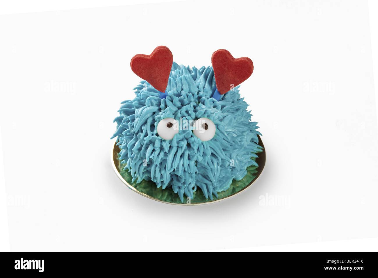 Piccola torta blu con grandi occhi e due cuori rossi che celebrano l'amore, l'amicizia o san valentino Foto Stock
