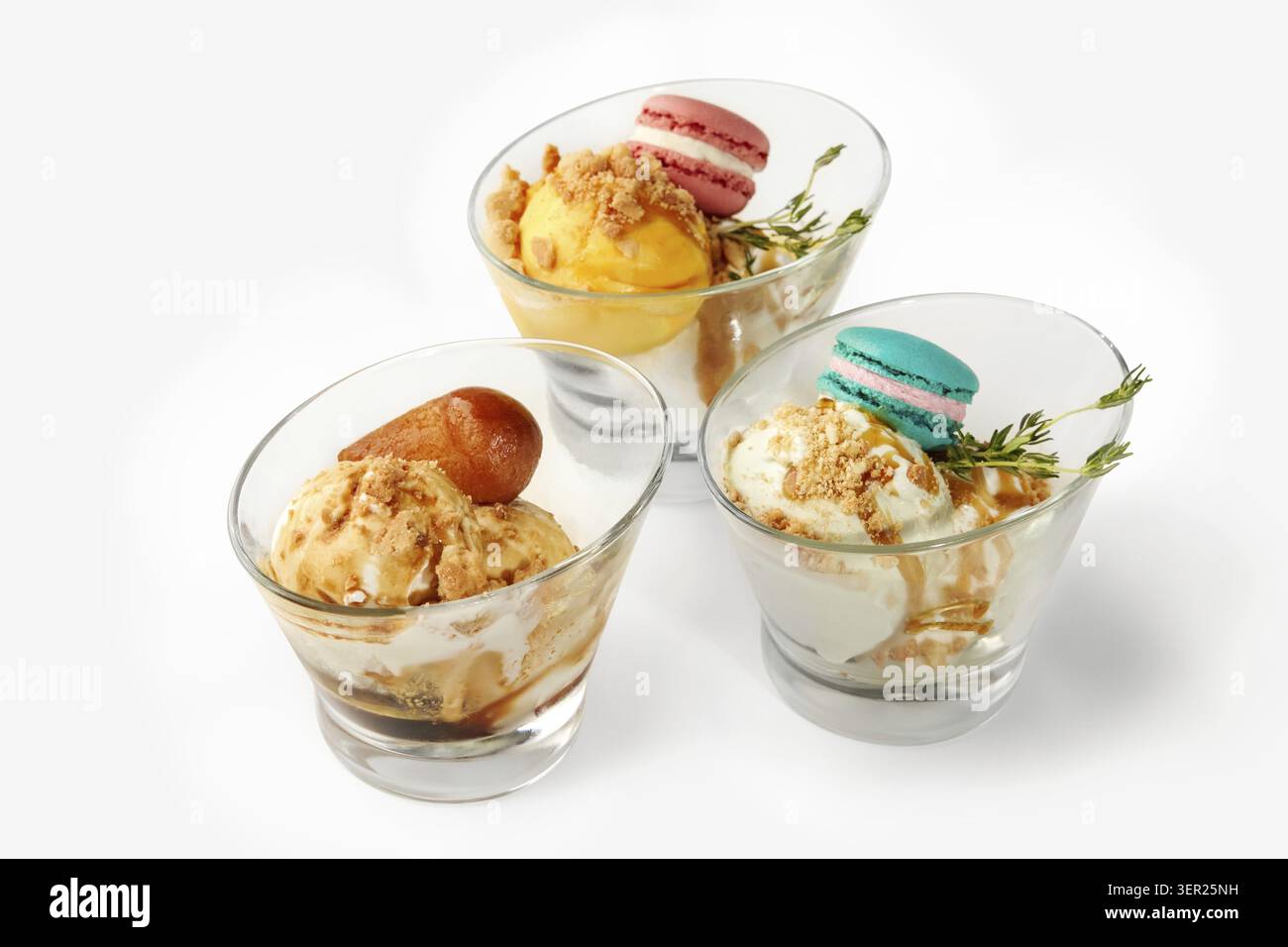 Viziatevi con deliziosi gelati dessert con macaron colorati, condimenti croccanti e sapori ricchi Foto Stock