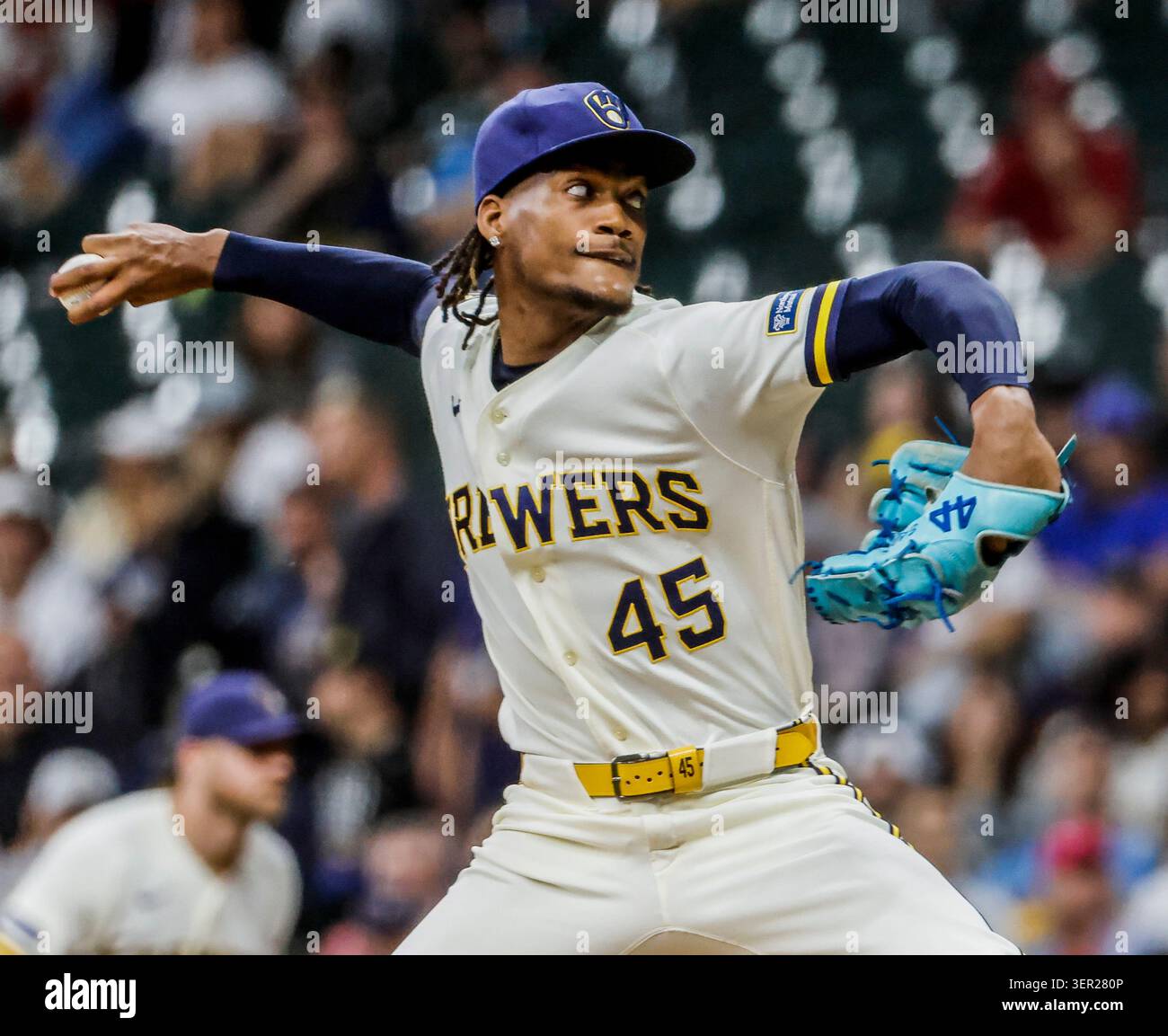 Milwaukee, Stati Uniti. 16 giugno 2026. Il lanciatore di rilievo dei Milwaukee Brewers Abner Uribe lancia nell'ottavo inning della partita MLB tra i Cleveland Guardians e i Milwaukee Brewers all'American Family Field di Milwaukee, Wisconsin, martedì 16 giugno 2026. Foto di Tannen Maury/UPI credito: UPI/Alamy Live News Foto Stock