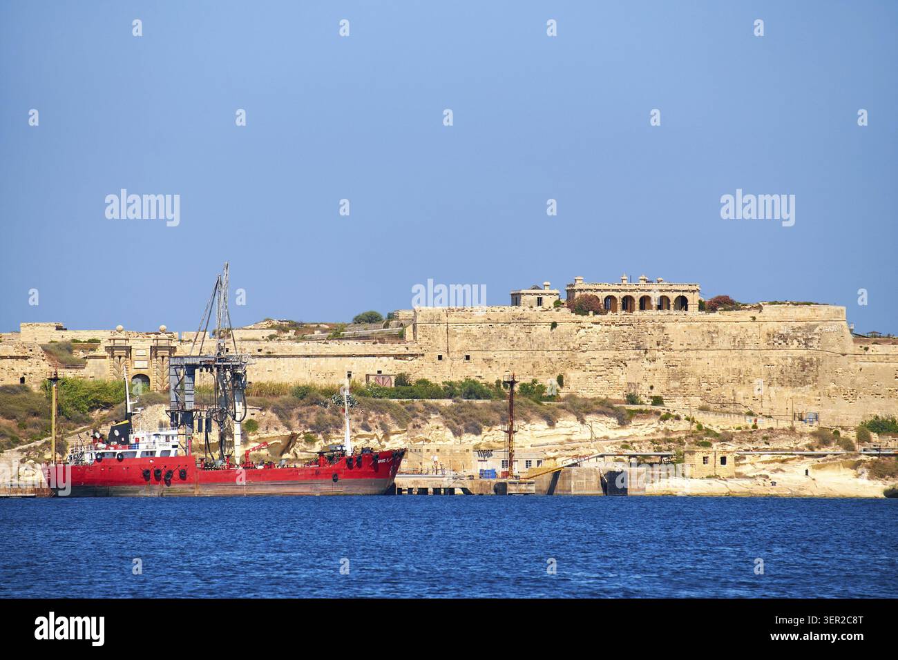 Kalkara, MALTA - 24 LUGLIO 2015: Nave cargo ormeggiata nel porto di Rinella Bay vicino al forte Ricasoli, Kalkara, Malta Foto Stock