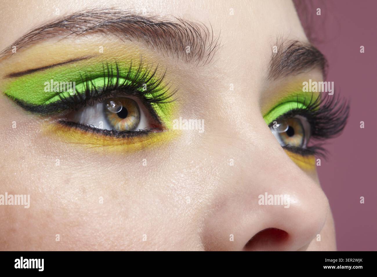 Foto ravvicinata del volto umano femminile. Donna con viso e occhi naturali bellezza trucco verde Foto Stock