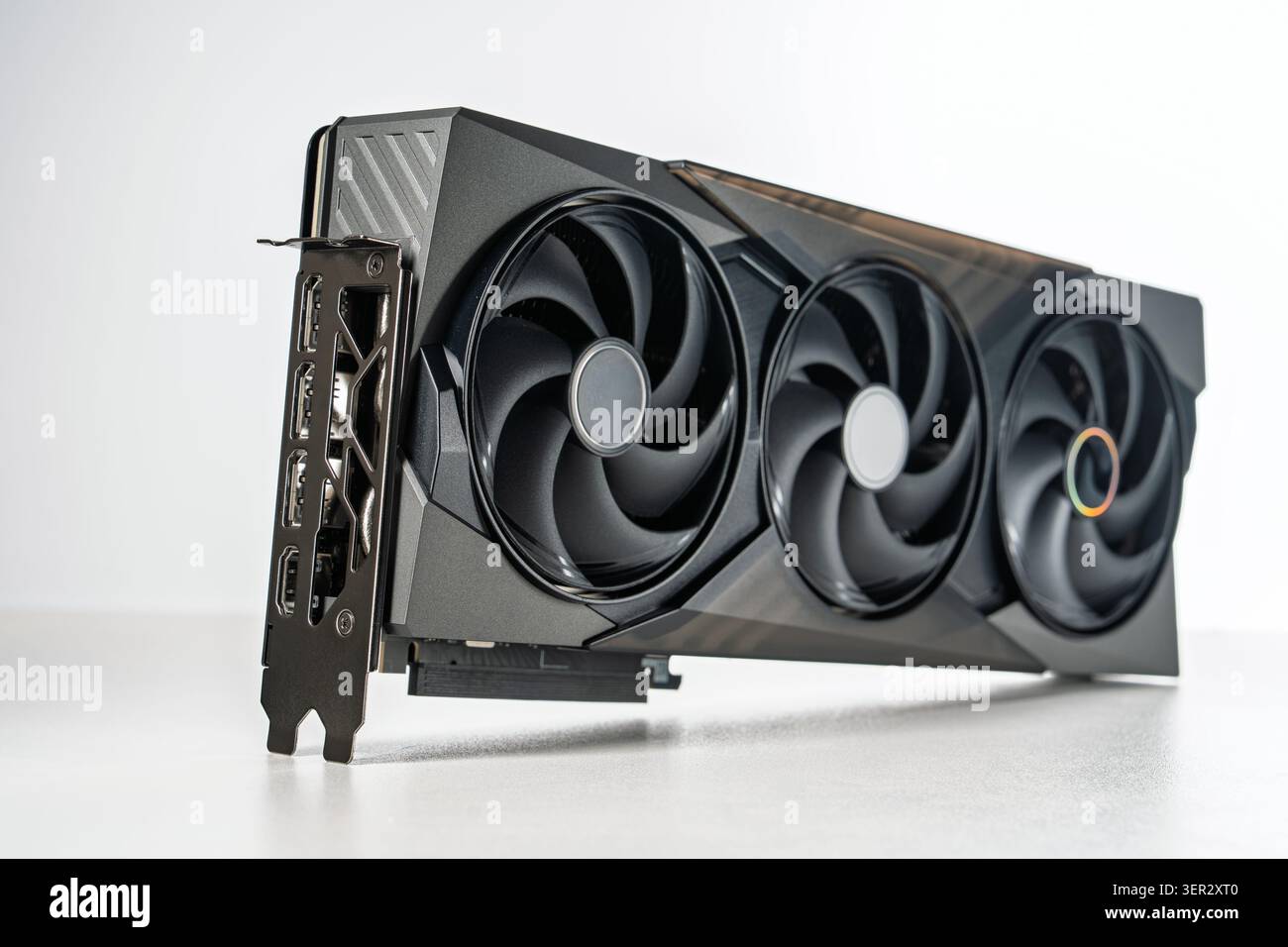 Scheda grafica moderna per PC da gioco isolata su sfondo bianco per la progettazione di hardware tecnico Foto Stock
