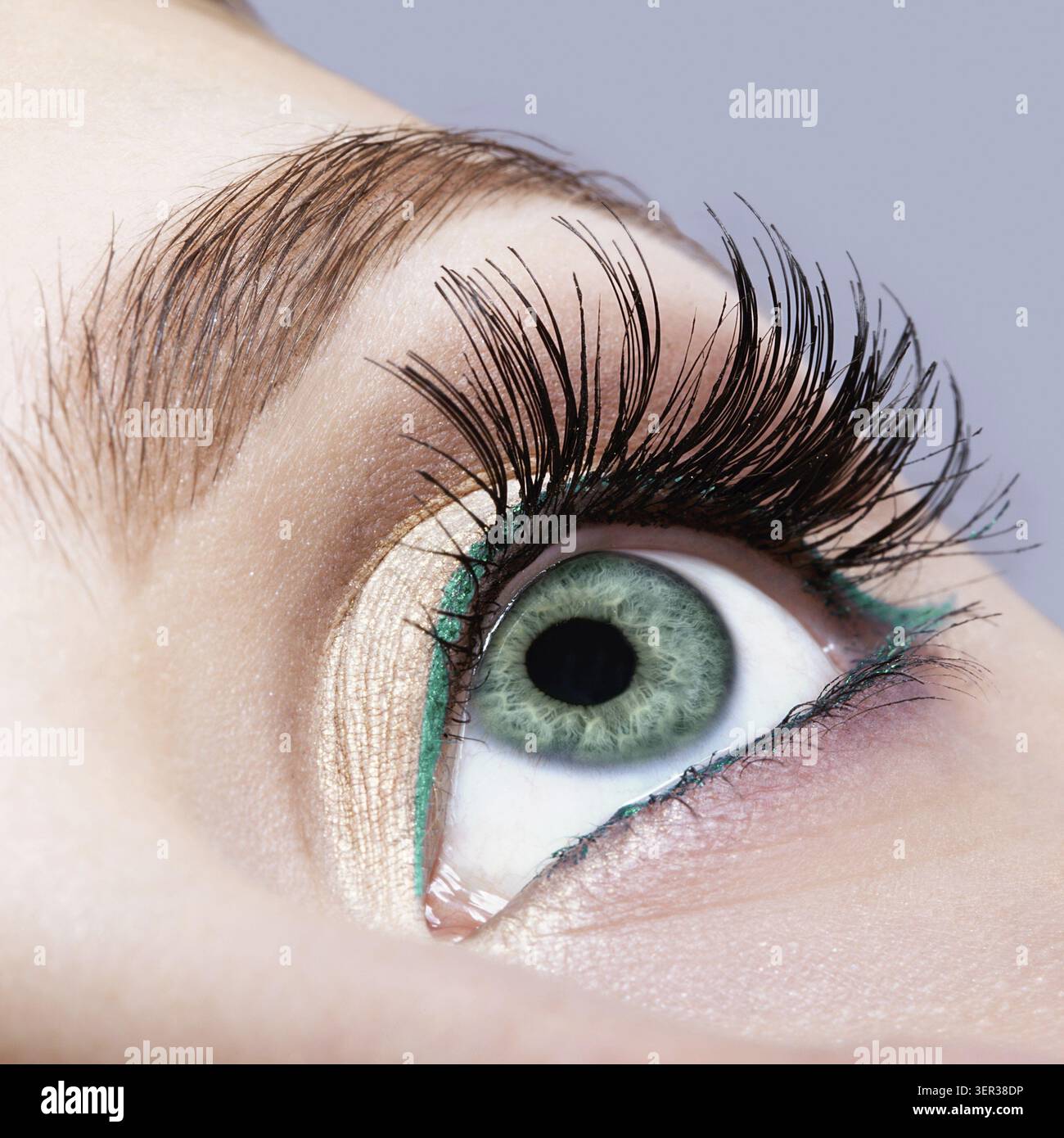 Foto ravvicinata del trucco femminile con occhio di colore pistacchio e eyeliner verde Foto Stock