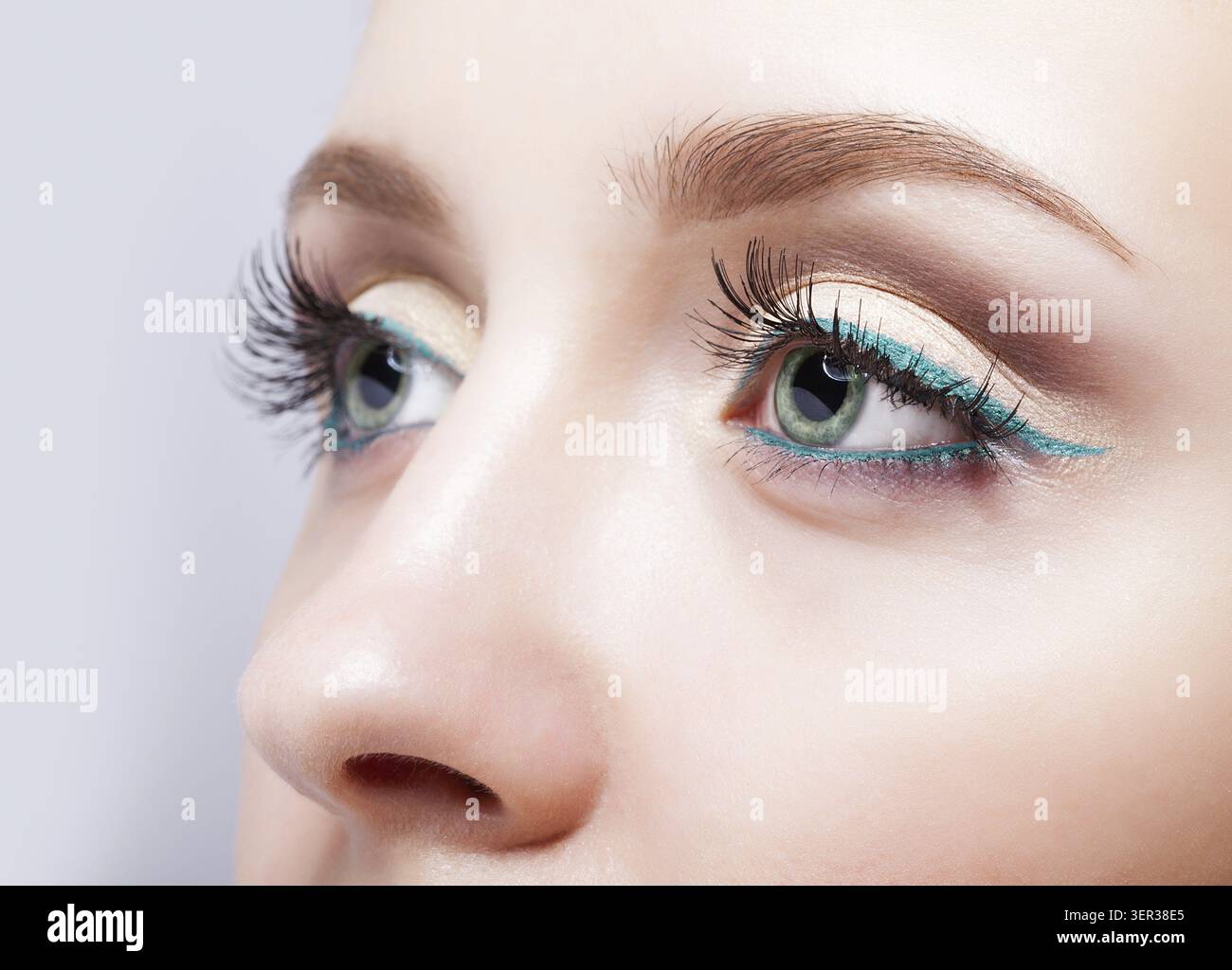 Foto ravvicinata di trucco femminile con occhi di colore pistacchio e eyeliner verde Foto Stock