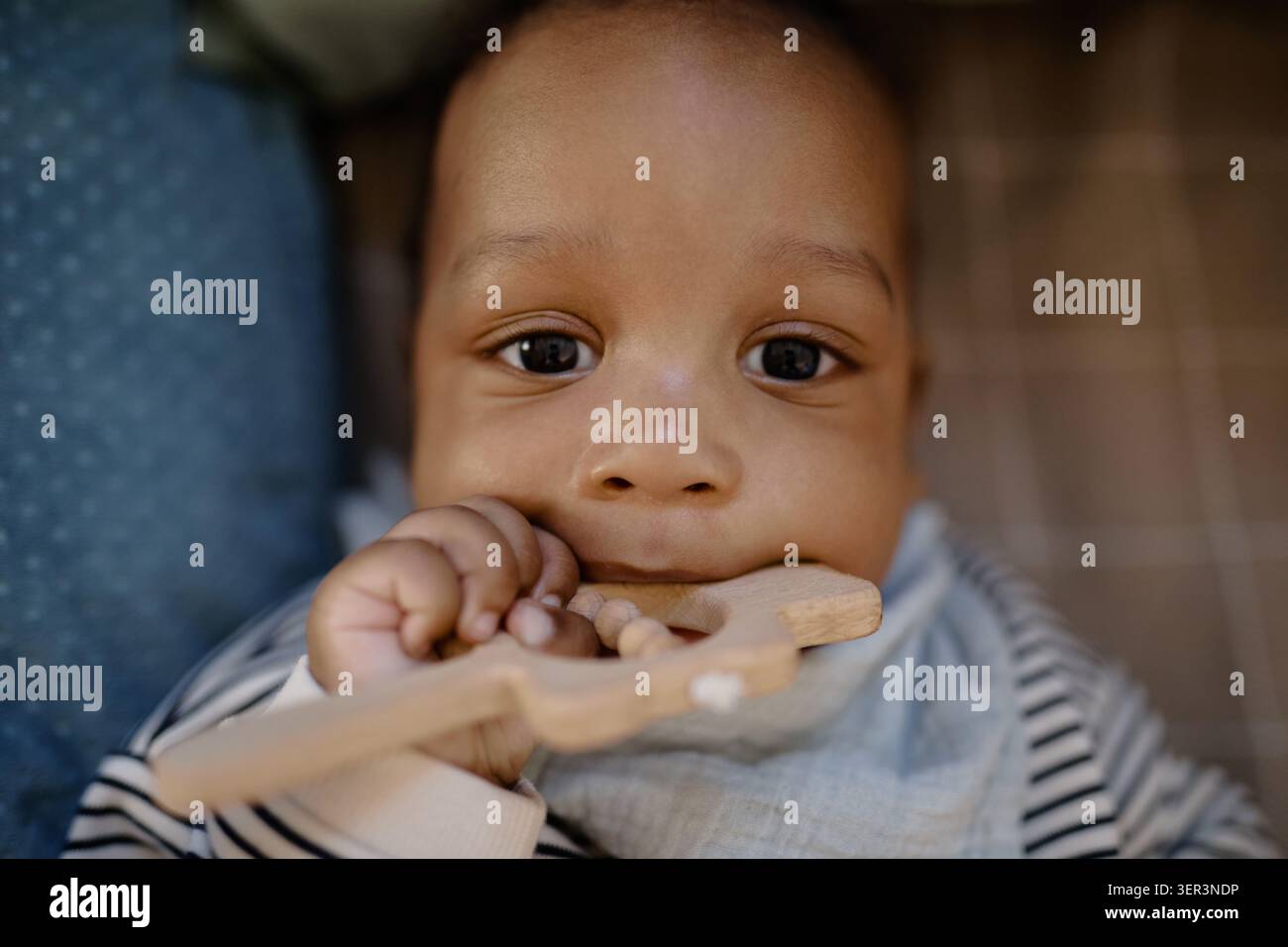 Ritratto del giocattolo di legno da masticare Black Baby durante la visita pediatrica Foto Stock