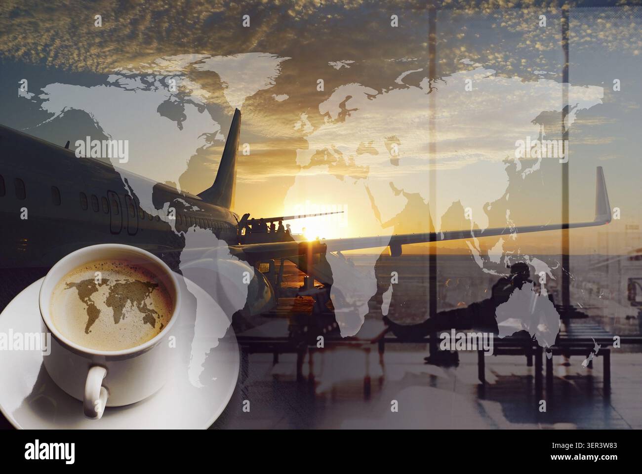 Caffè all'aeroporto e viaggi per il mondo. Edifici cittadini e coda d'imbarco. Collage a doppia esposizione. Elementi di questa immagine forniti dalla NASA Foto Stock