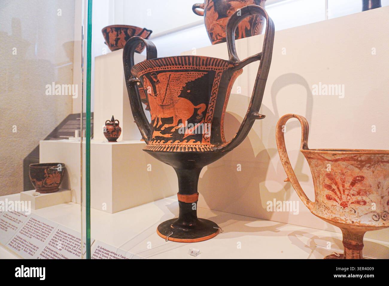 Atene, Grecia, 30 agosto 2019 ceramica greca antica in mostra Pegaso nel Museo Archeologico Nazionale Foto Stock