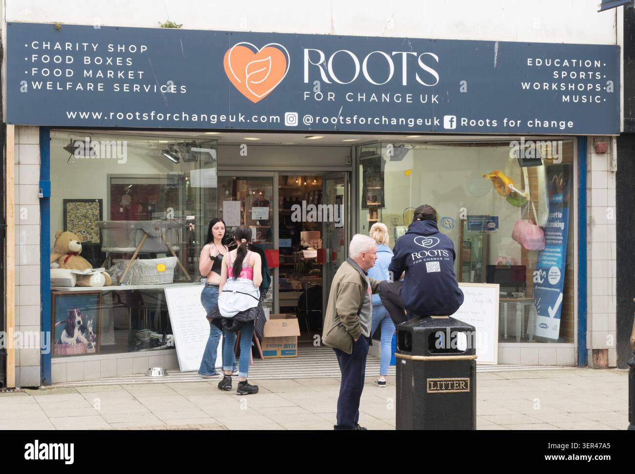 Le persone al di fuori delle radici per il cambiamento nel Regno Unito fanno acquisti a South Shields, nel nord-est dell'Inghilterra, nel Regno Unito Foto Stock