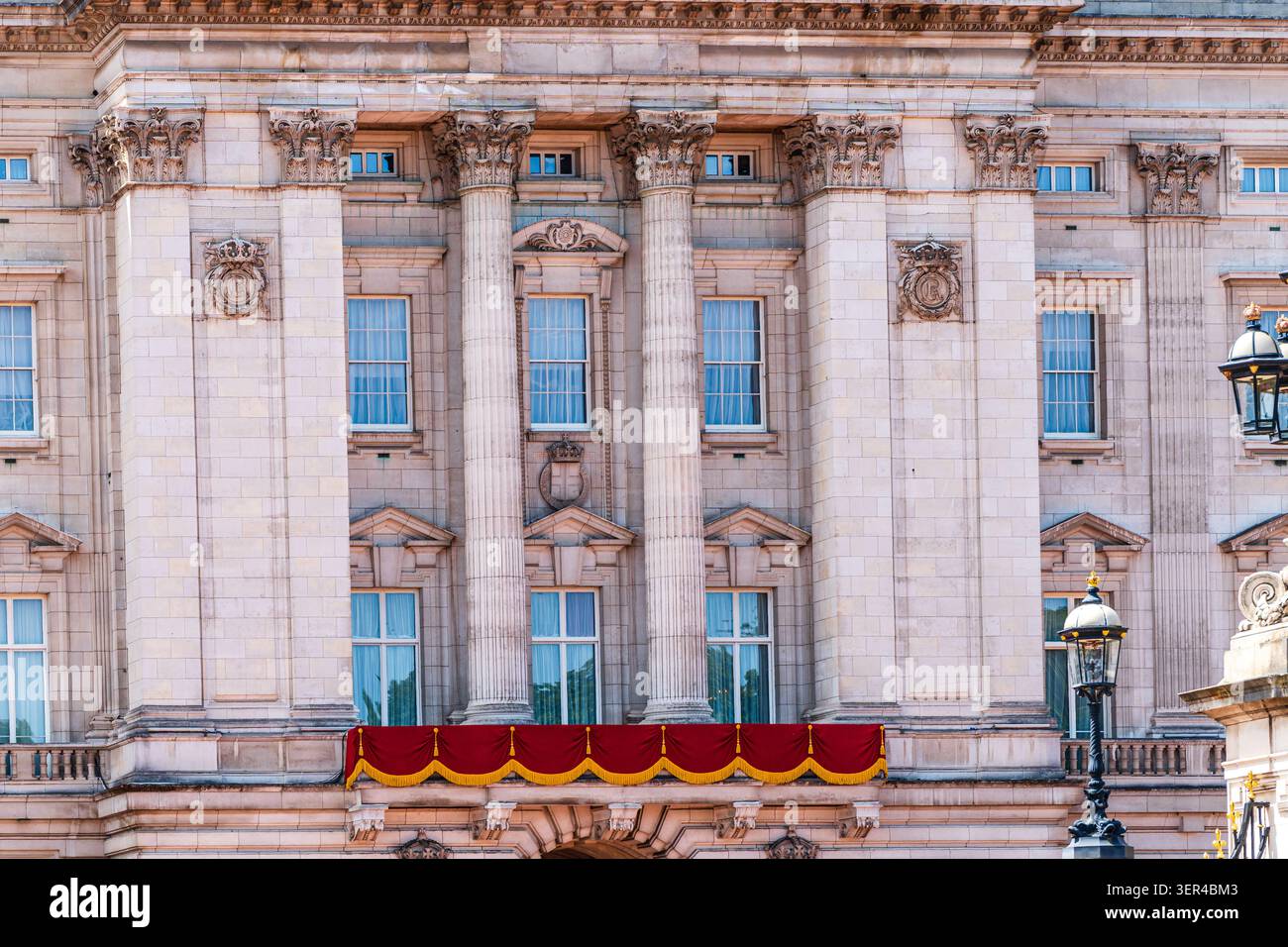 Londra, Inghilterra, Regno Unito - 13 giugno 2026: Il balcone di Buckingham Palace in preparazione per la famiglia reale a guardare il passato del volo come parte di Trooping Foto Stock