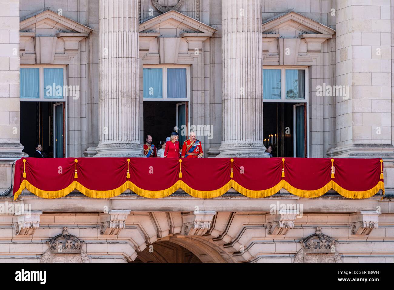 Londra, Inghilterra, Regno Unito - 13 giugno 2026: Re Carlo III e la regina Camila entrano nel balcone di Buckingham Palace per guardare il passato dei voli in cerca di trooping Foto Stock