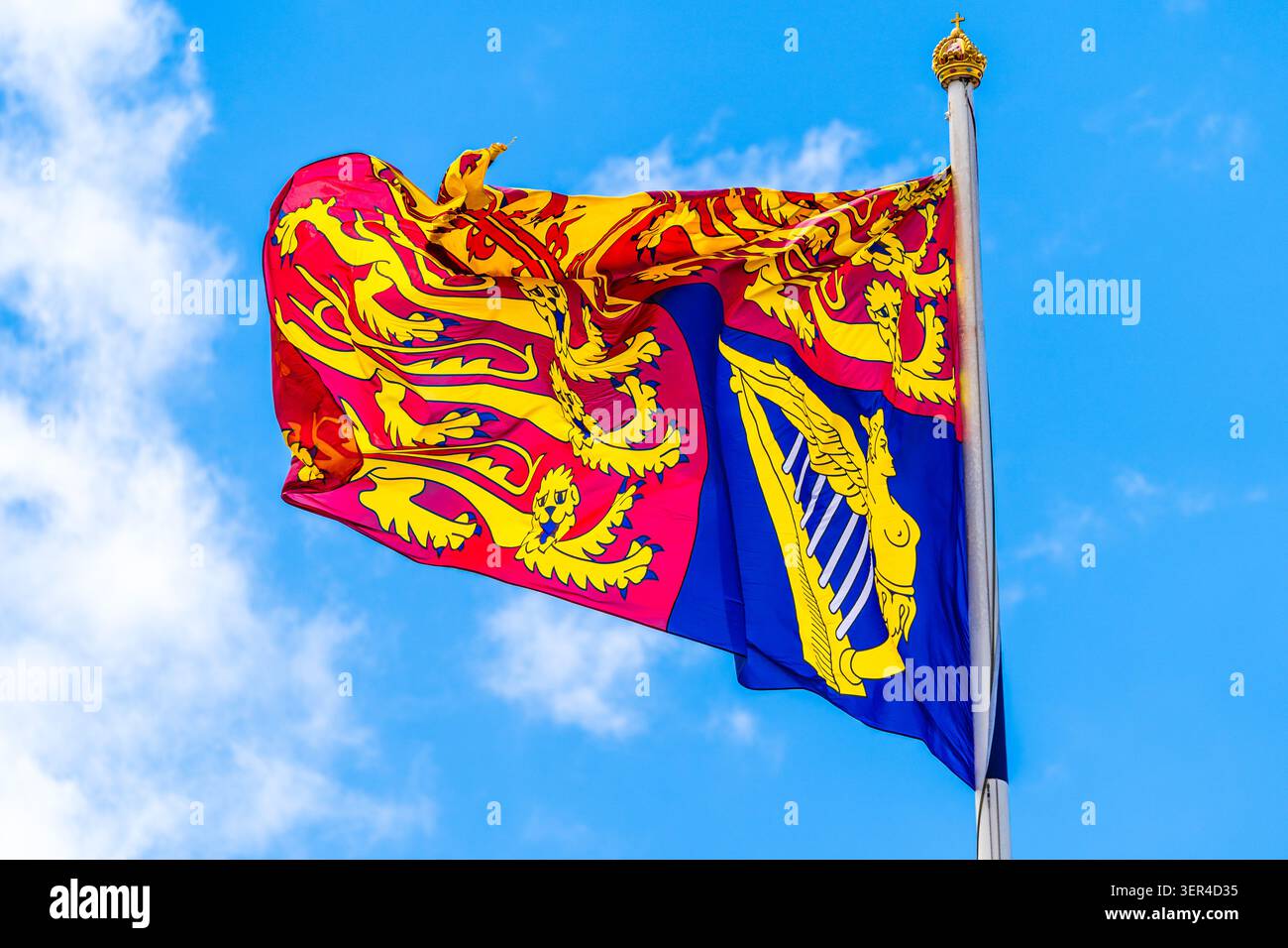 I Royal Standards del Regno Unito, la bandiera reale della monarchia britannica che sventola al vento a Londra, Inghilterra, Regno Unito Foto Stock