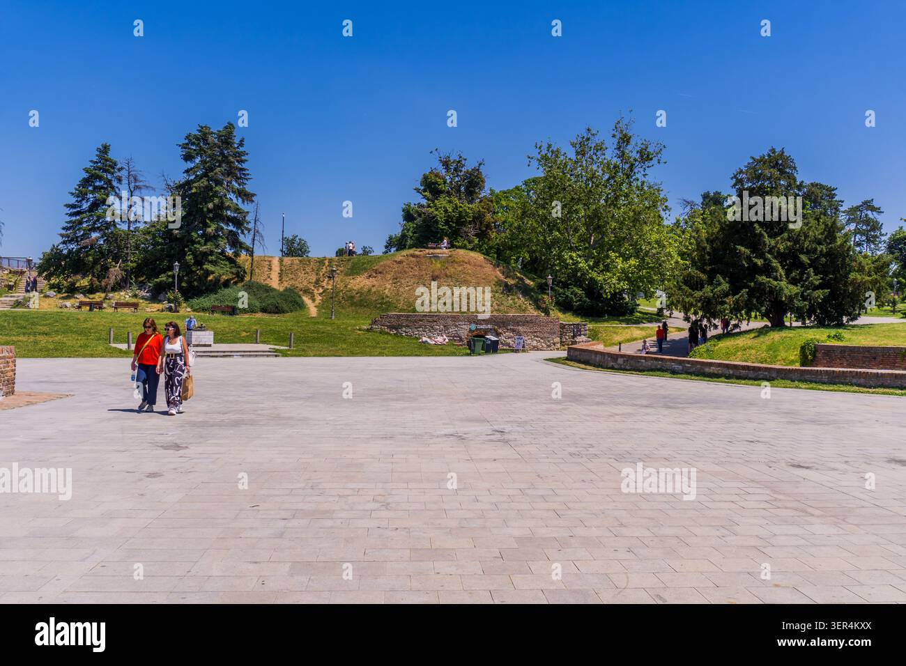 Belgrado, Serbia - 27 maggio 2026 - turisti all'interno della fortezza di Kalemegdan Foto Stock