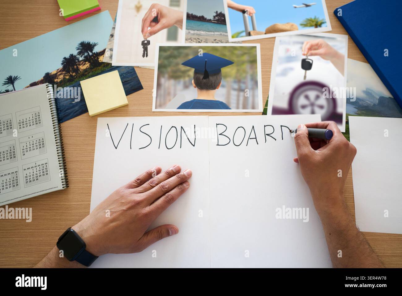 Vista dall'alto delle mani maschili, pianificazione e scrittura sulla bacheca di visione in casa per attività di crescita, design delle aspirazioni e manifestazioni. Poster, persona e foto Foto Stock